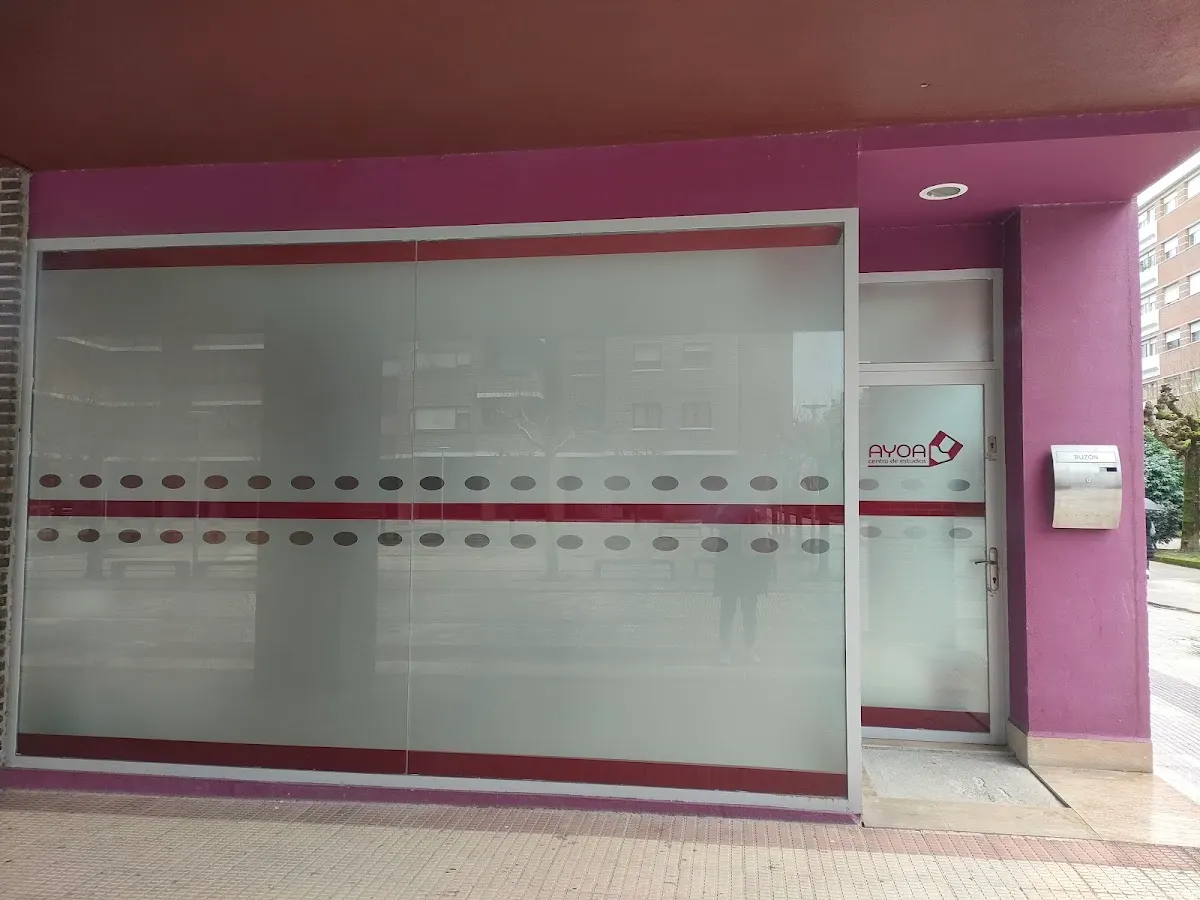 Fachada acristalada de Ayoa en Durango, con entrada y rótulo del centro.