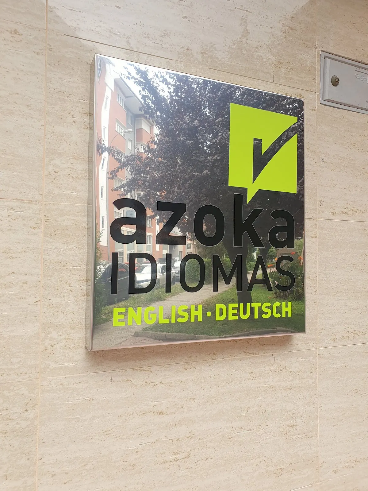 Rótulo de Azoka Idiomas con las palabras «English · Deutsch».