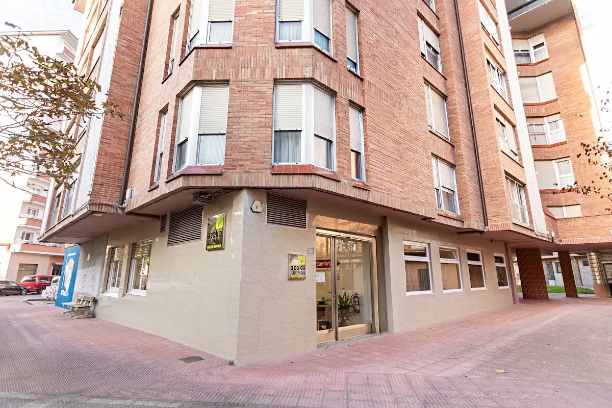 Fachada de Azoka Idiomas en un edificio de esquina en Durango.