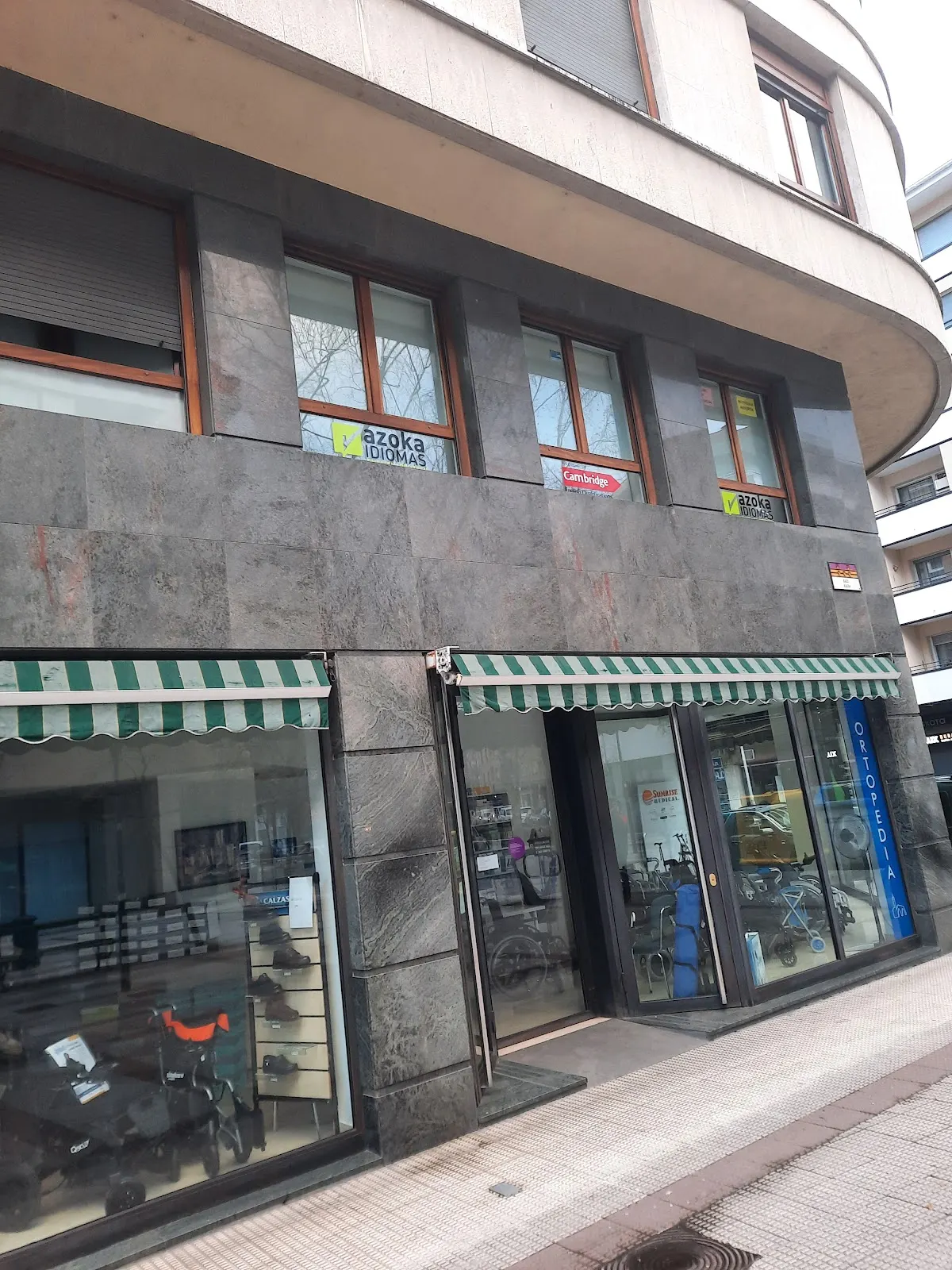 Local de Azoka Idiomas con sus rótulos sobre los escaparates.