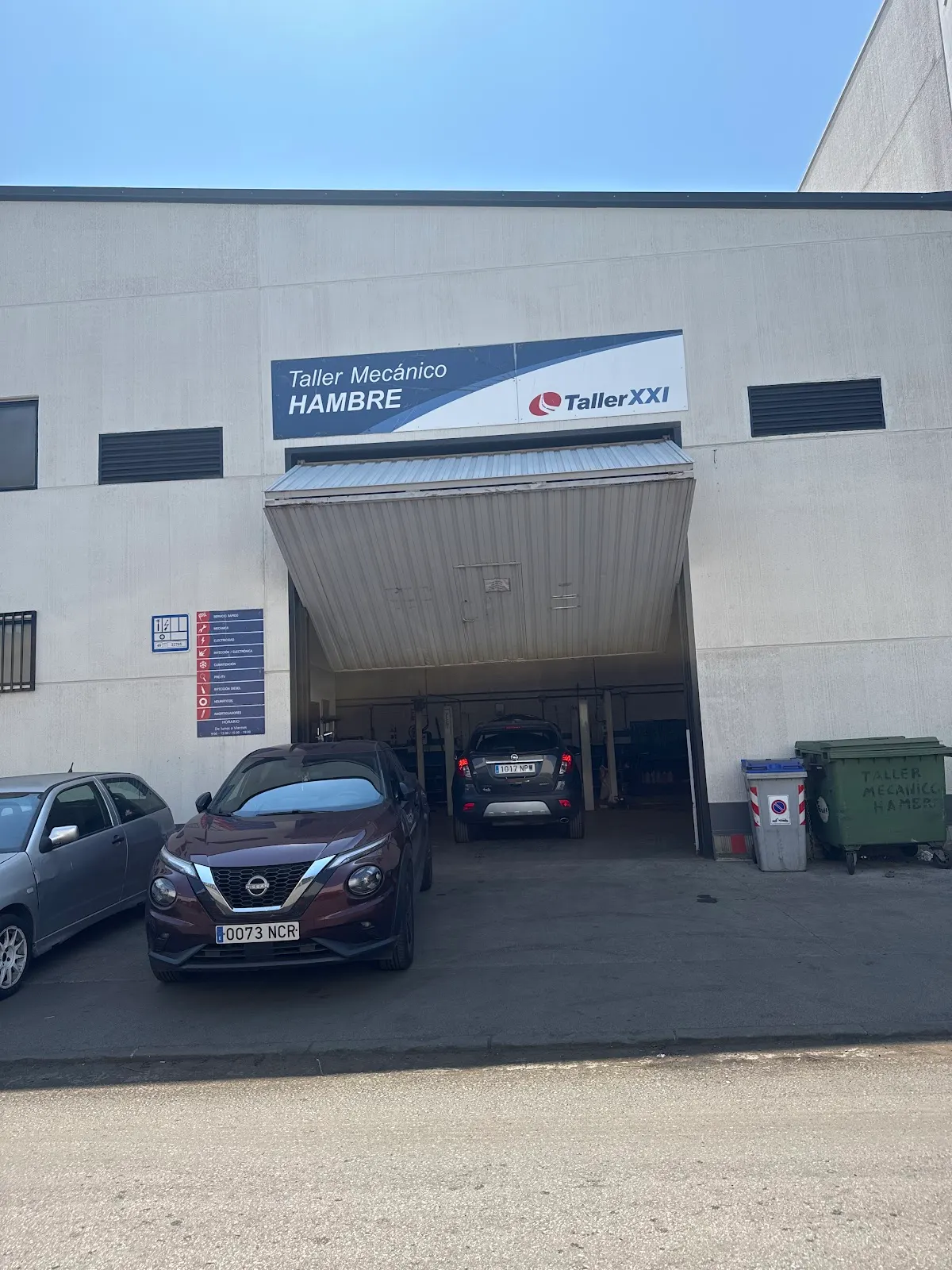 Exterior de Balen auto, taller mecánico en Mallabia, con vehículos en la entrada.