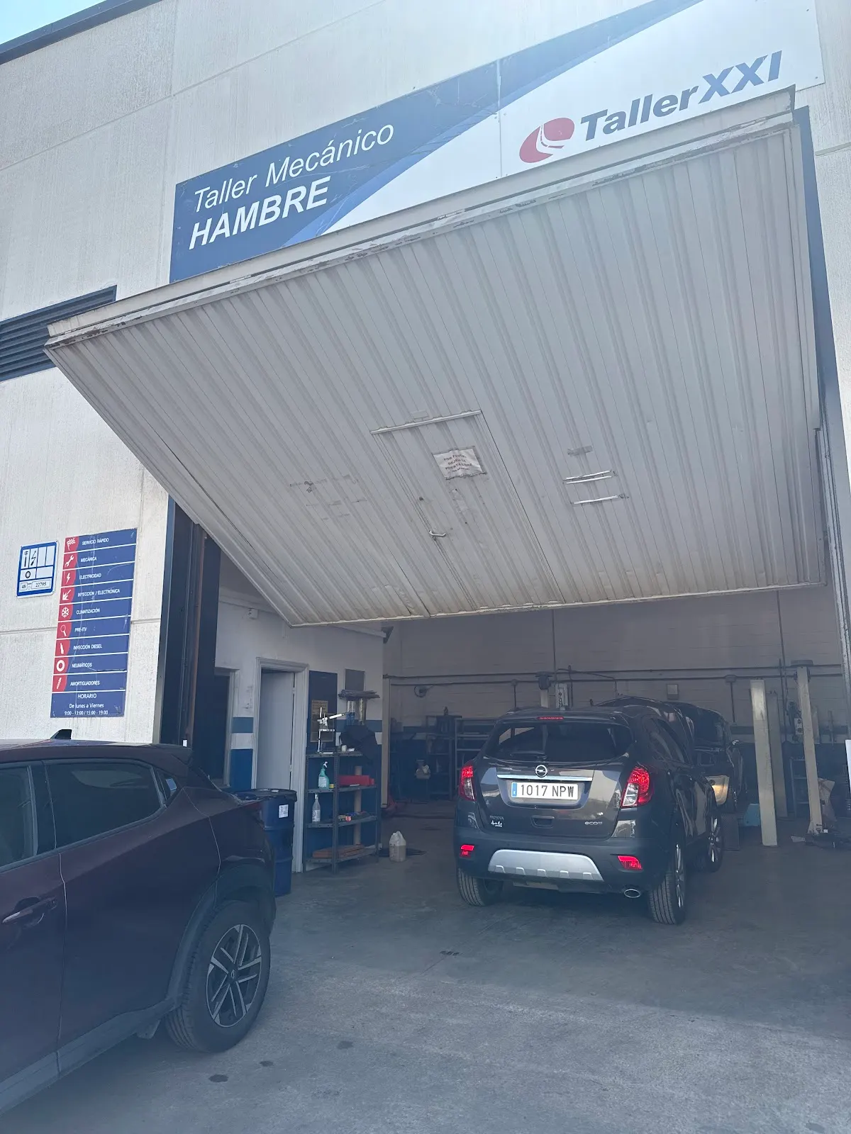 Entrada del taller mecánico Balen auto con un vehículo en el área de trabajo.