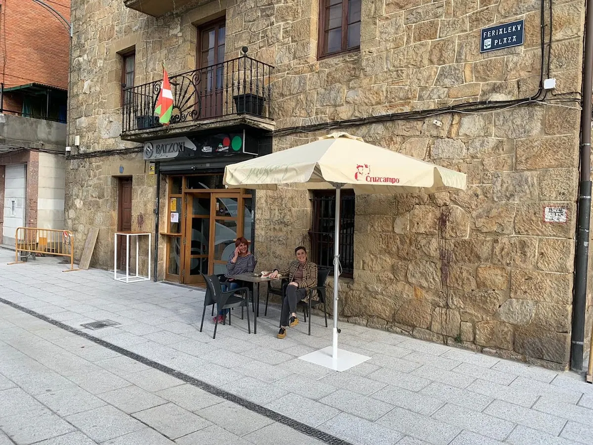 Exterior del Bar BATZOKIA con terraza en una plaza de Abadiño.