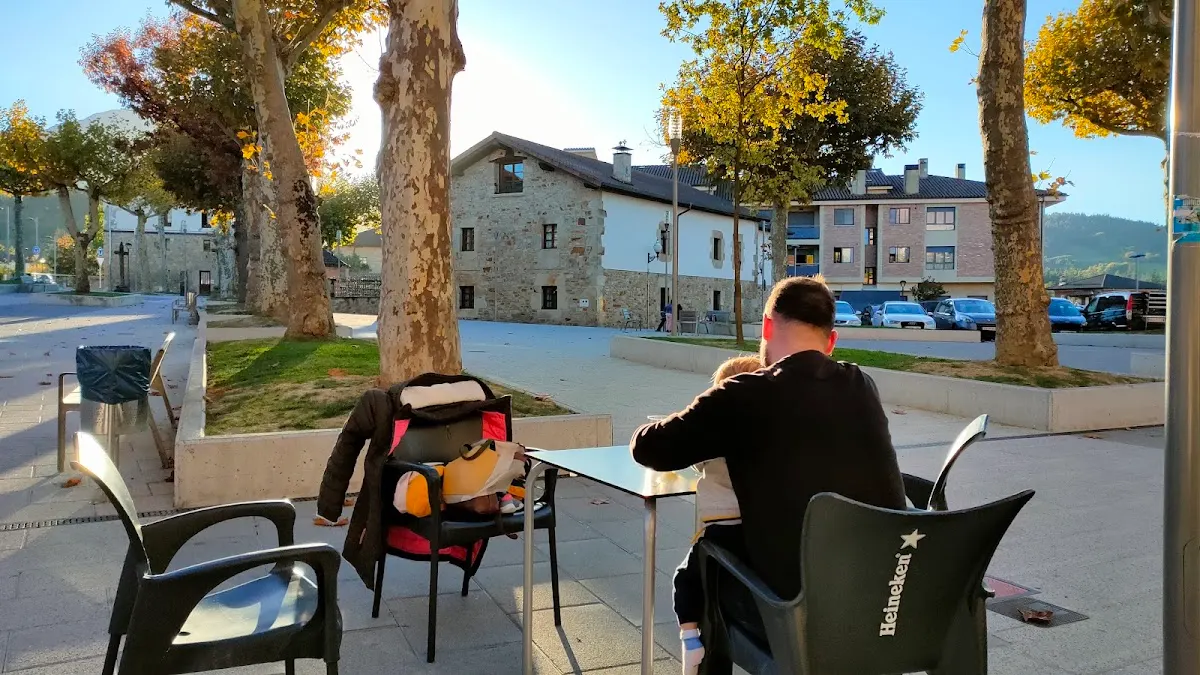 Cliente sentado en la terraza del Bar BATZOKIA.