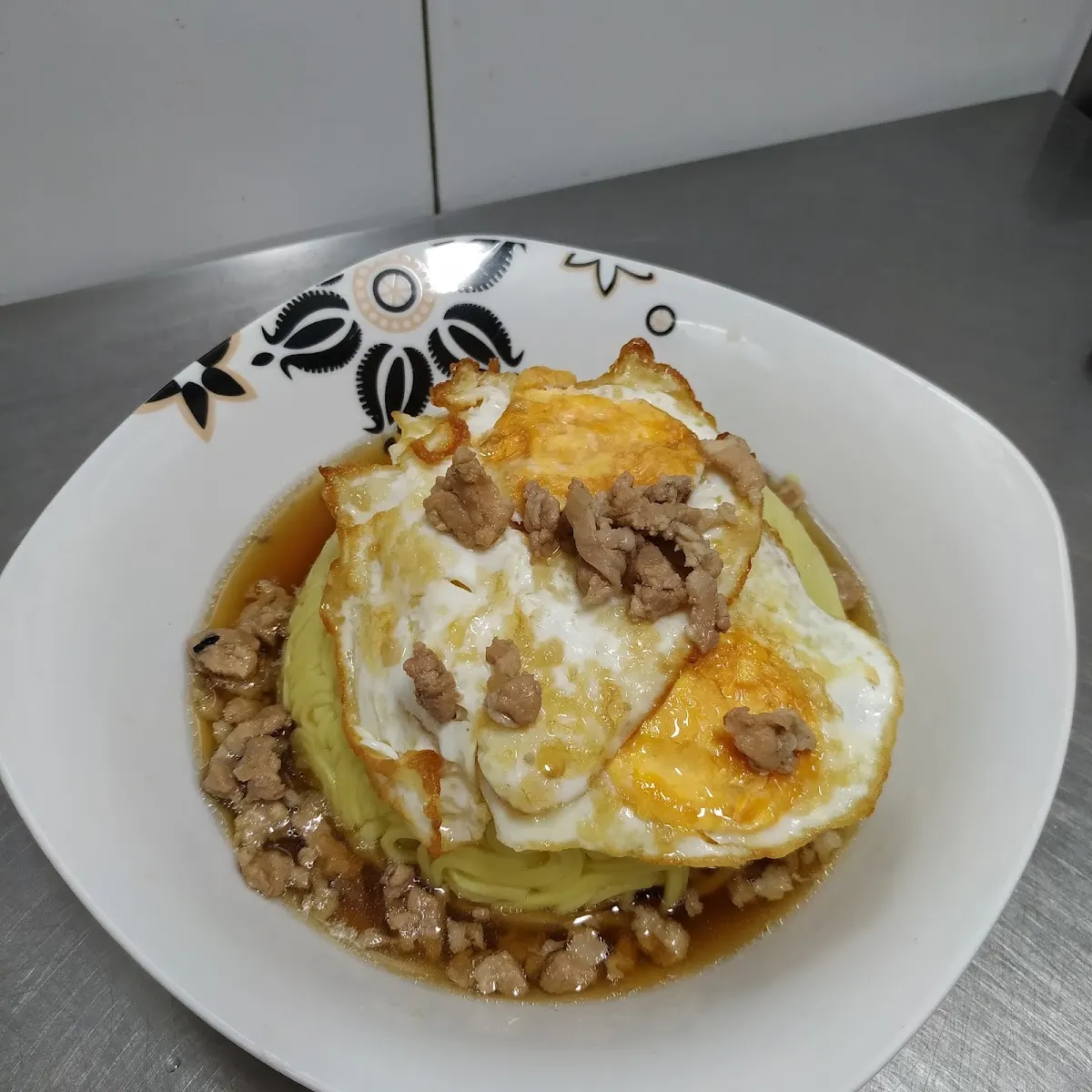 Plato de huevos con carne en Bar Bowie