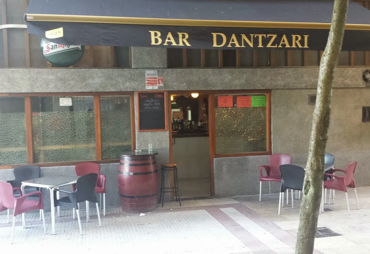Exterior del Bar Dantzari con mesas y sillas en la terraza