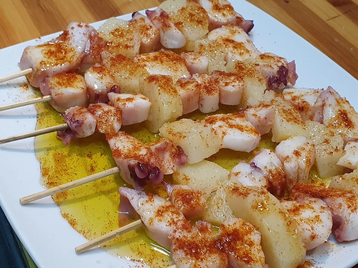 Pintxos de pulpo servidos en brochetas en el Bar Dantzari