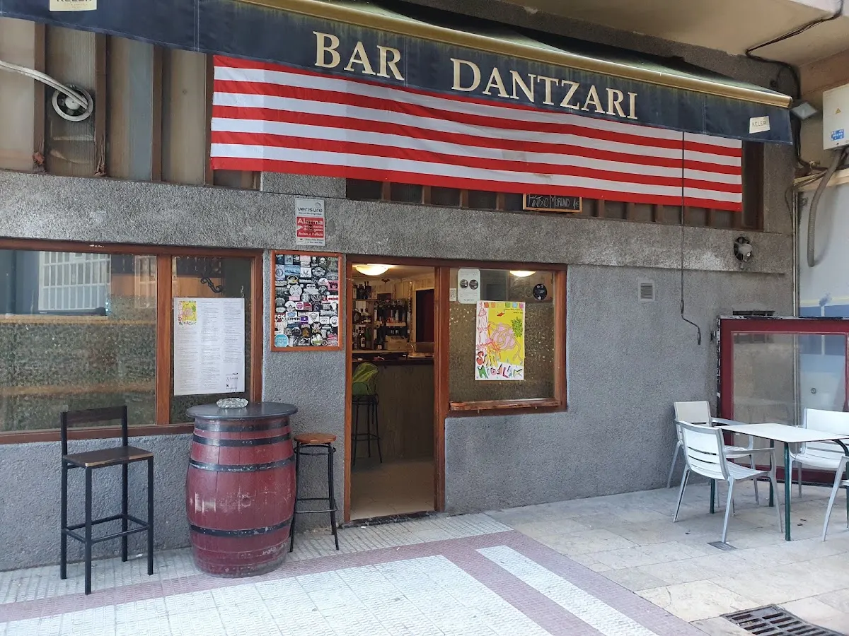 Fachada y entrada del Bar Dantzari