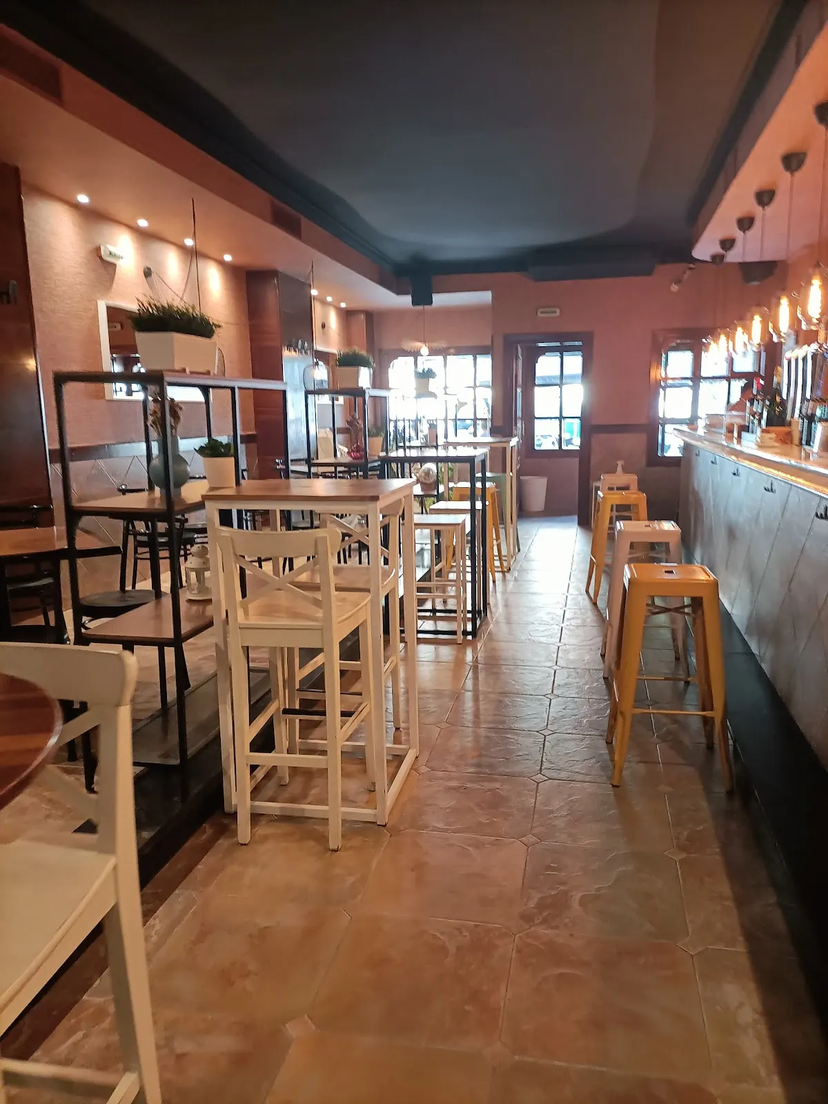 Interior del Bar Daytona, con barra y mesas altas