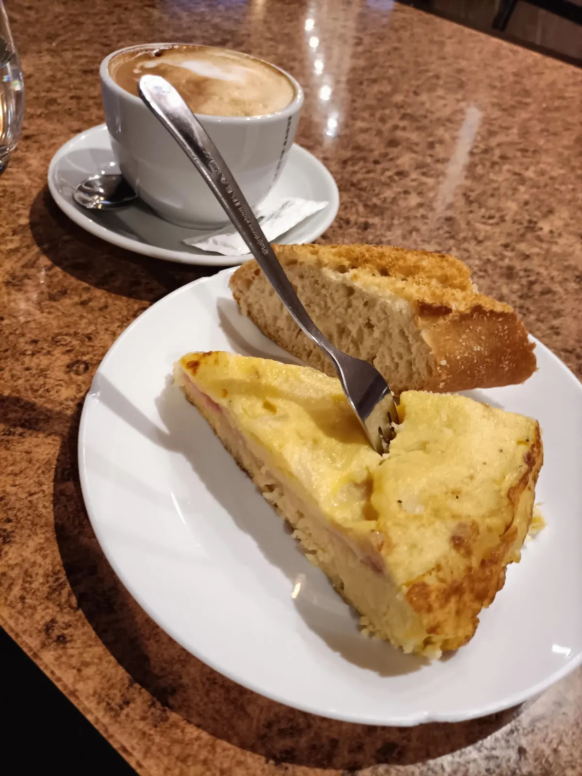 Café y porciones de comida servidos en el Bar Daytona