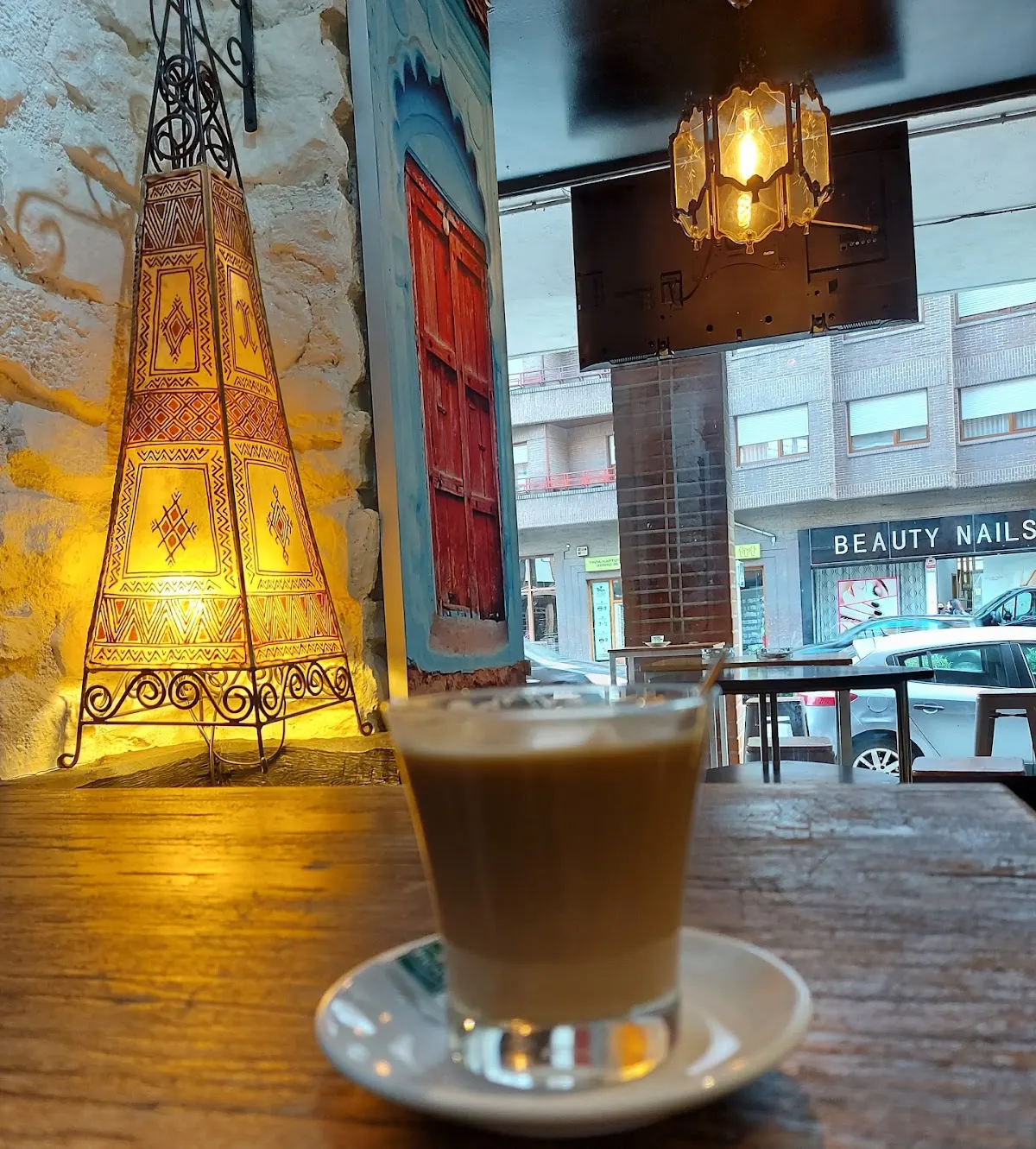 Café servido en una mesa de Bar El Rincón.
