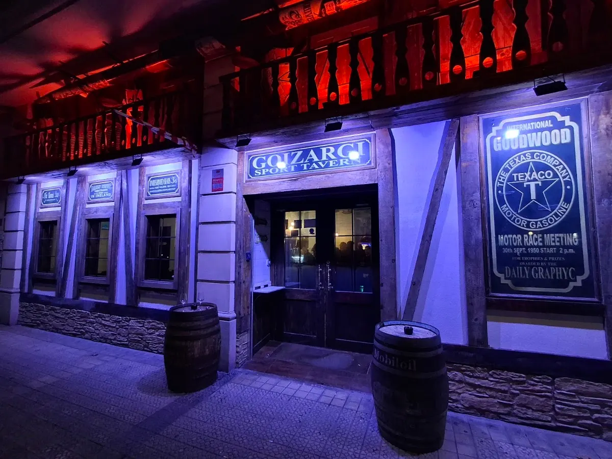 Fachada iluminada de Bar Goizargi en Durango