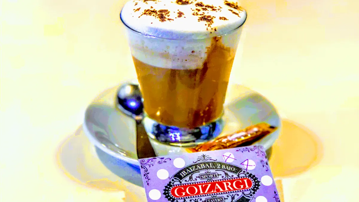 Café servido junto a una tarjeta de Bar Goizargi