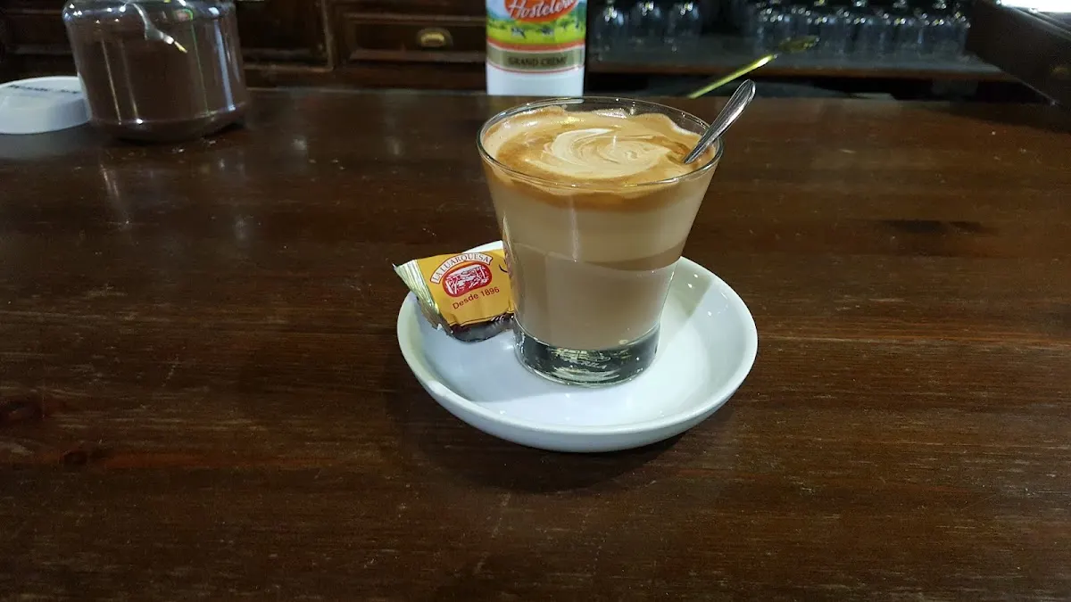 Café con leche sobre la barra de Bar Goizargi