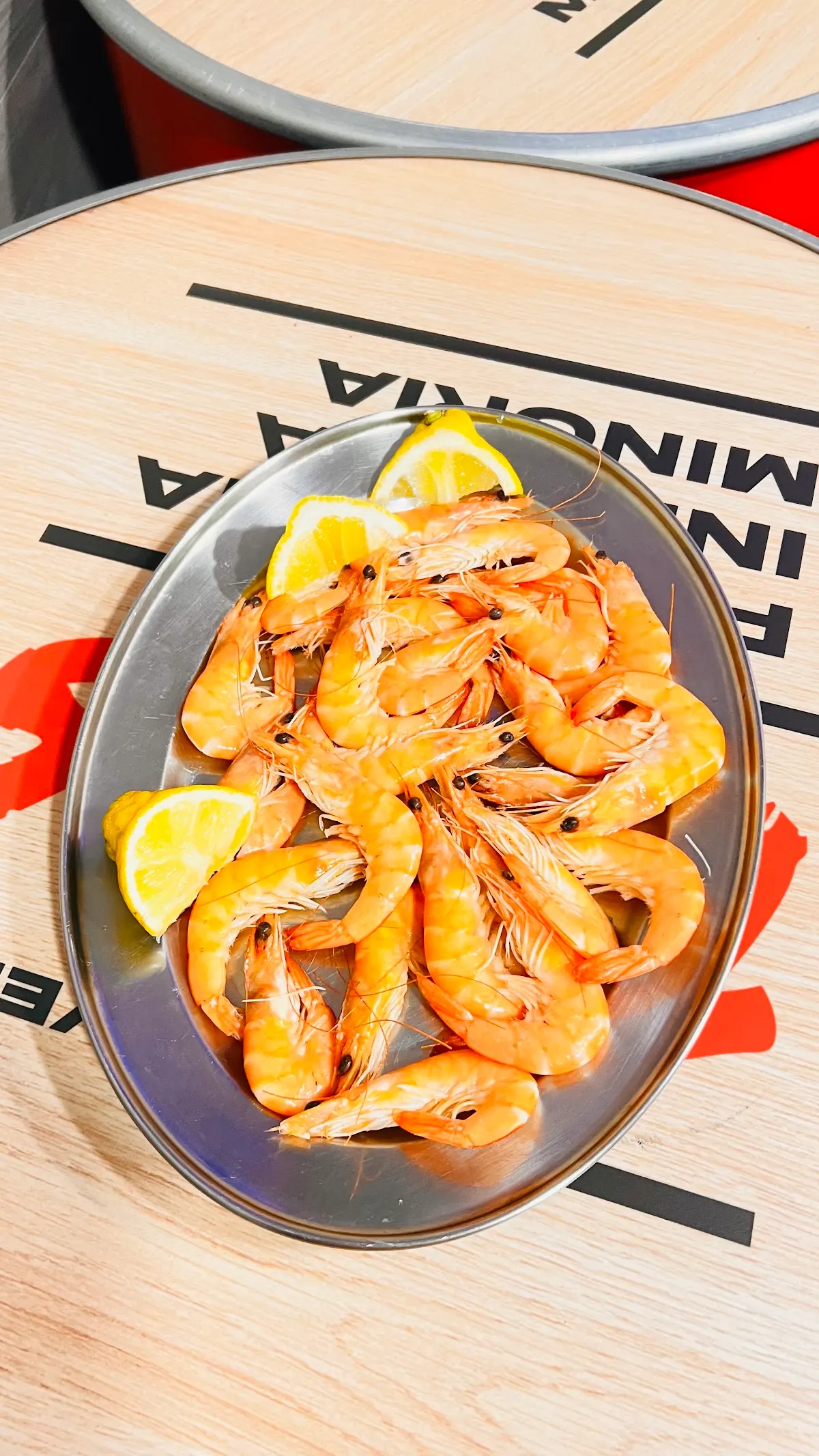 Ración de gambas con limón en Bar Gorbea.