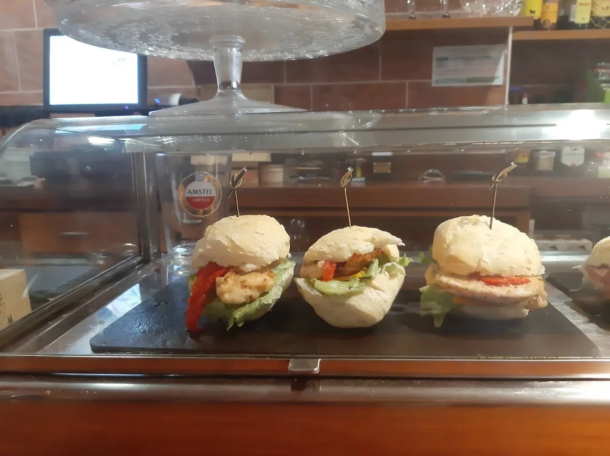 Pintxos y pequeños bocadillos en la barra de Bar Gorka Gazte