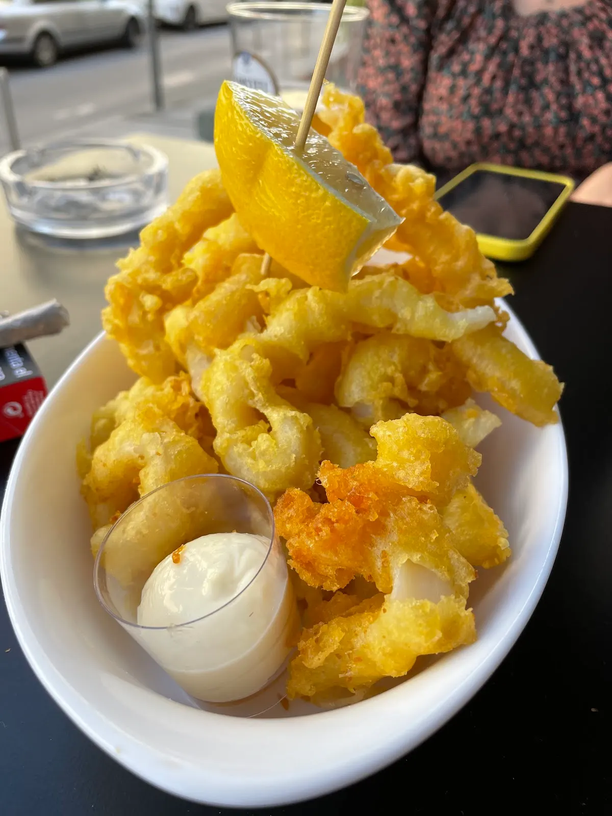 Ración rebozada con limón y salsa en Bar Gorka Gazte