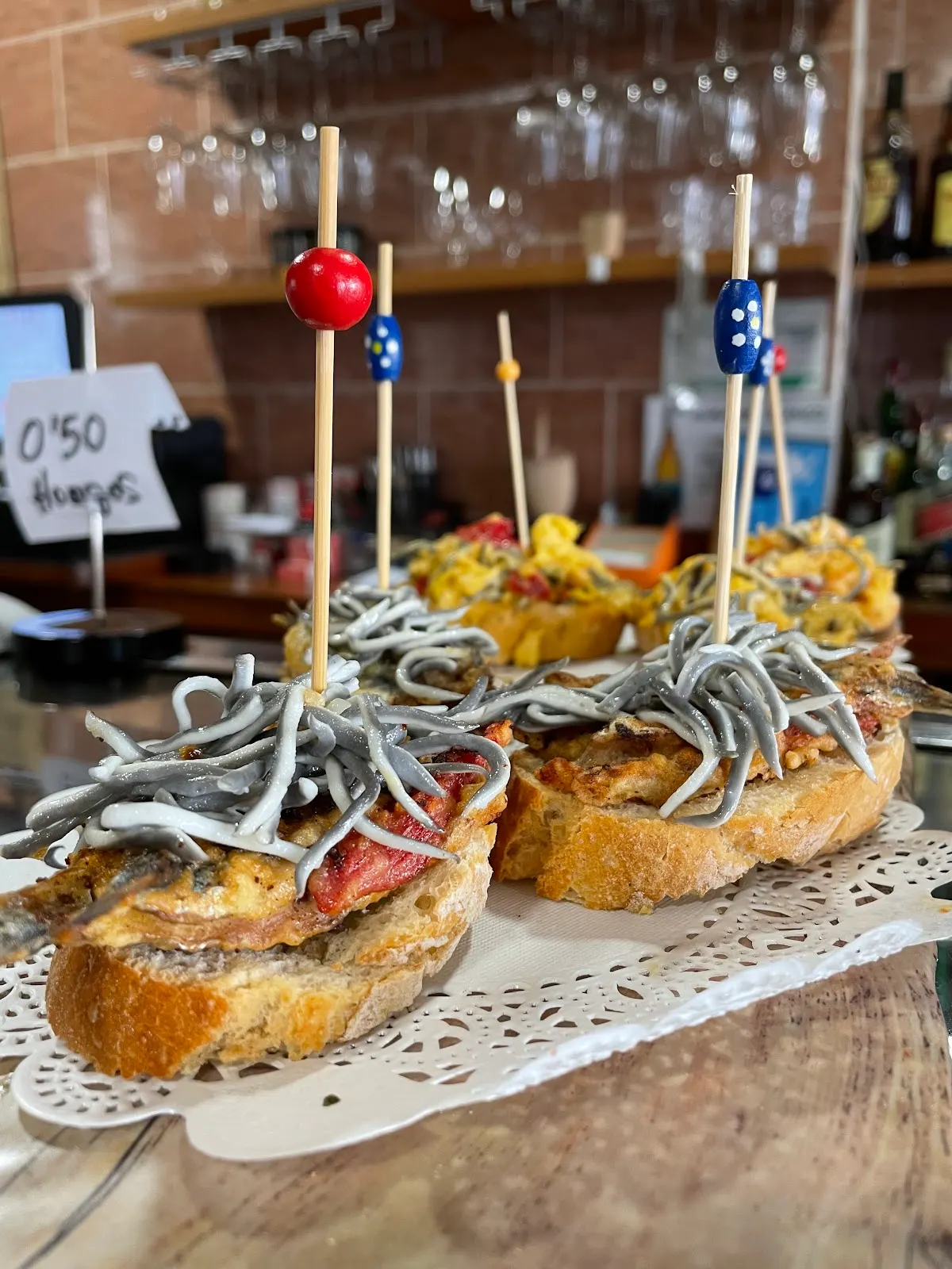 Pintxos de anchoas sobre pan en la barra de Bar Gorka Gazte