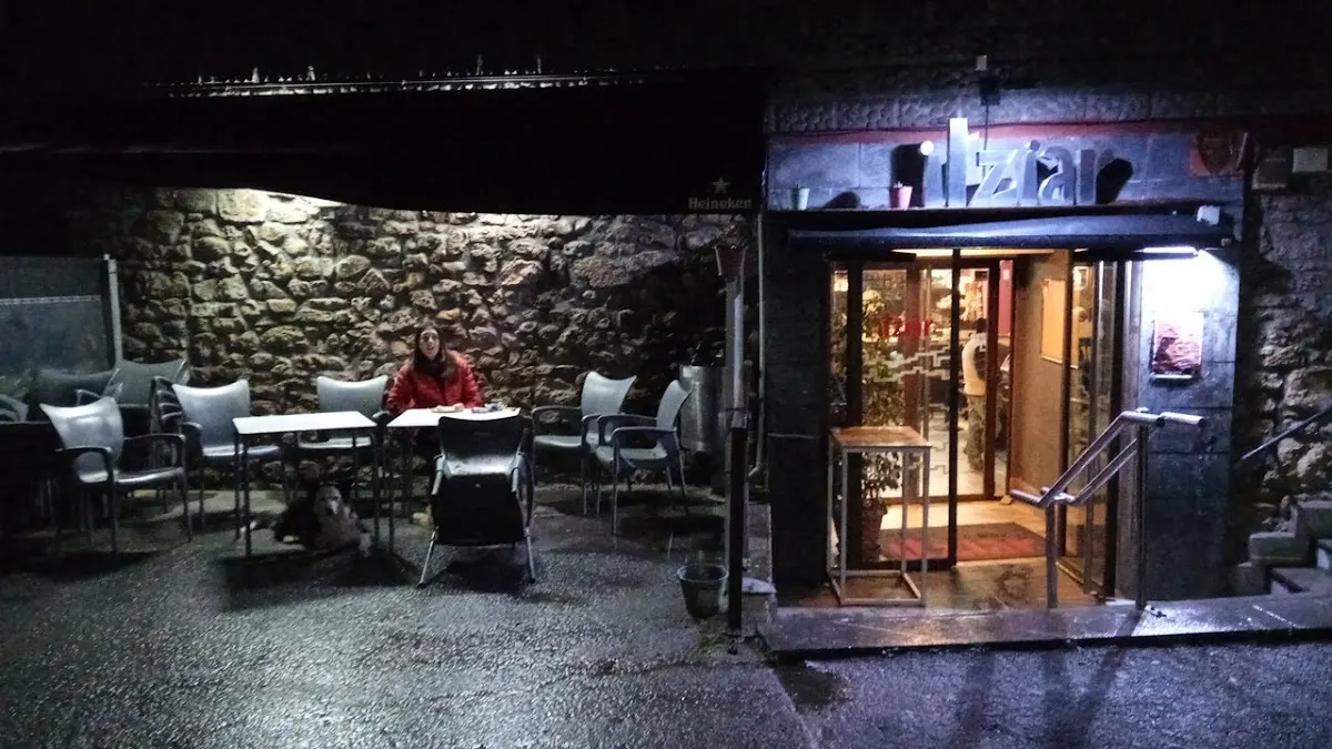 Entrada y terraza exterior del Bar Itziar por la noche.