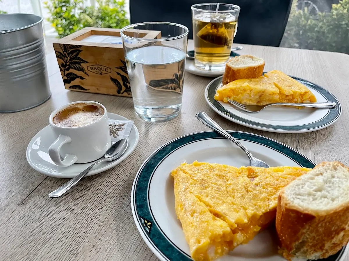 Tortilla de patata, café y bebidas servidos en una mesa del Bar Itziar.