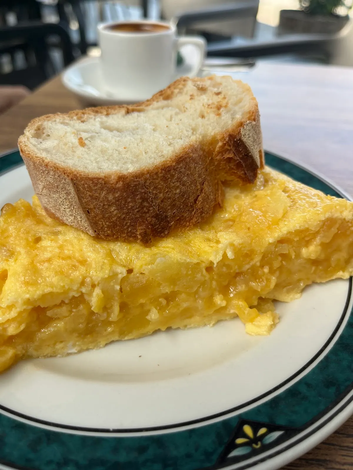 Porción de tortilla de patata con pan en el Bar Itziar.