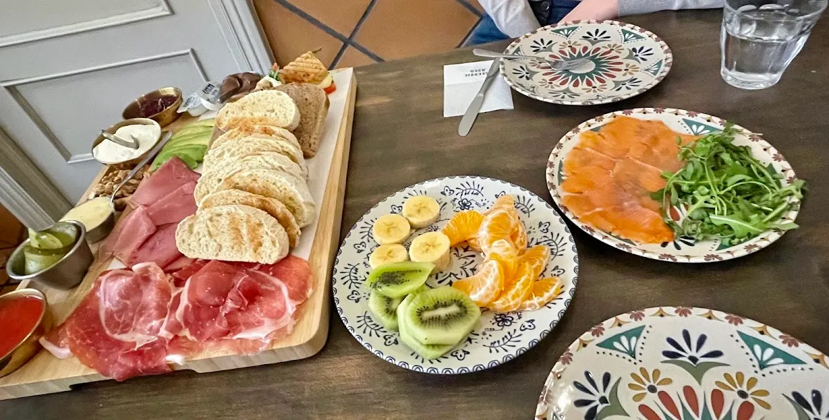 Platos de desayuno y brunch servidos en Bar Katazka.