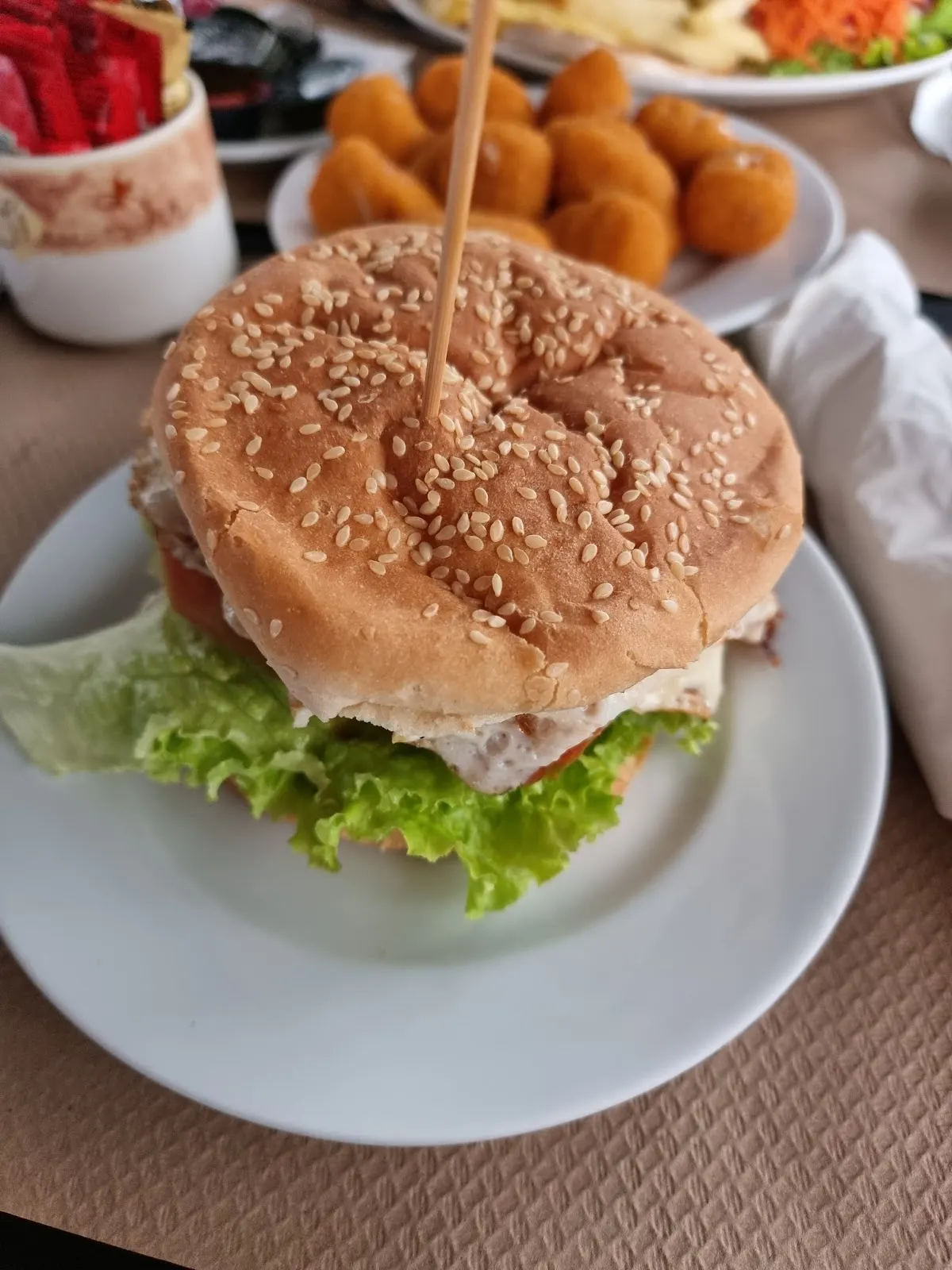 Hamburguesa con semillas de sésamo y otros platos servidos en Bar Lezuri (Gambrinus).