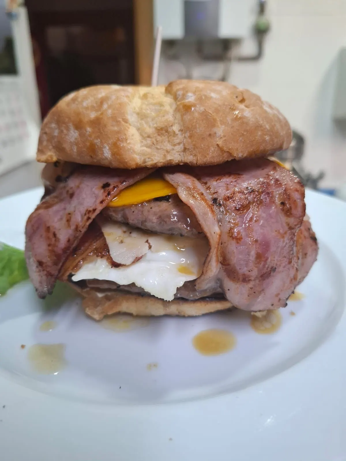 Hamburguesa con queso y bacon de Bar Nuevo Pino.