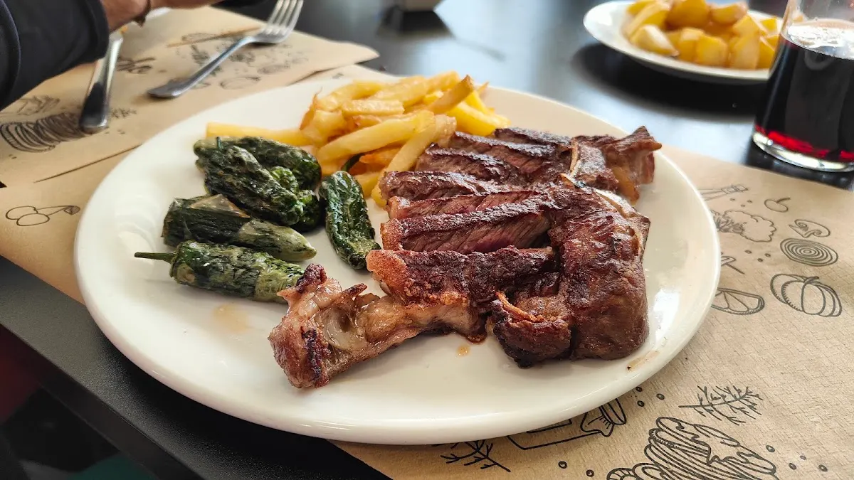 Plato de carne a la plancha con patatas y verduras en Bar Nuevo Pino.
