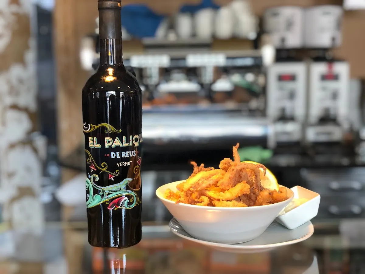 Vermut y ración de pinchos en el bar Oierdi