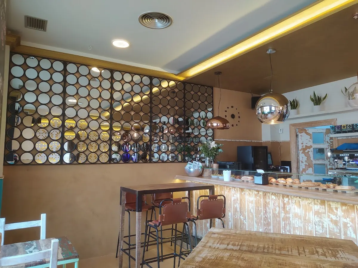 Interior del bar Oierdi, con mesas y barra
