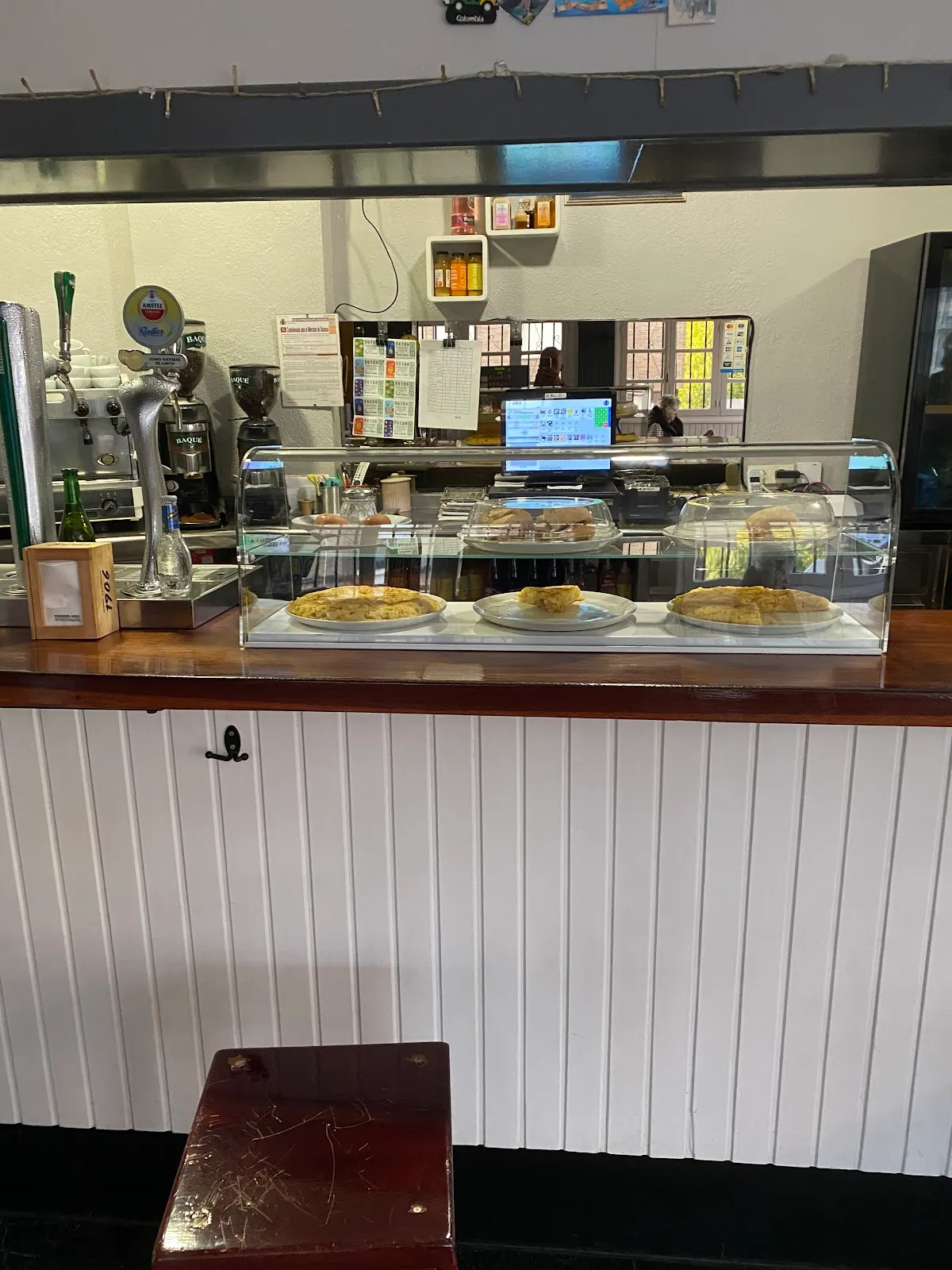 Bar Penalti, mostrador con vitrina de pinchos y platos preparados.