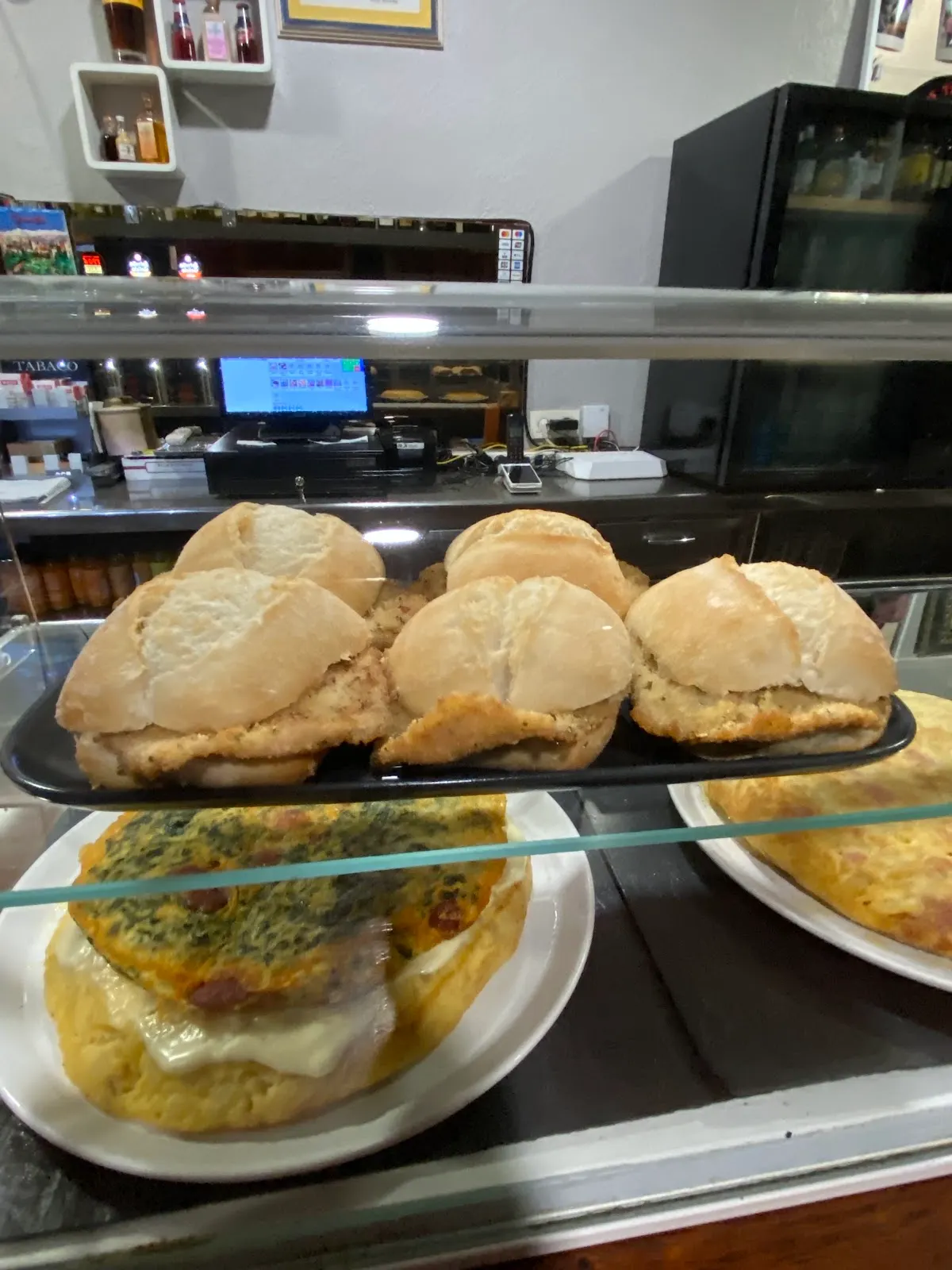 Bocadillos y platos expuestos en la vitrina de Bar Penalti.