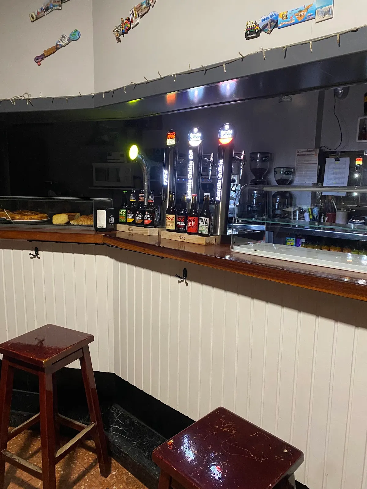 Barra de Bar Penalti con grifos de bebida y taburetes.