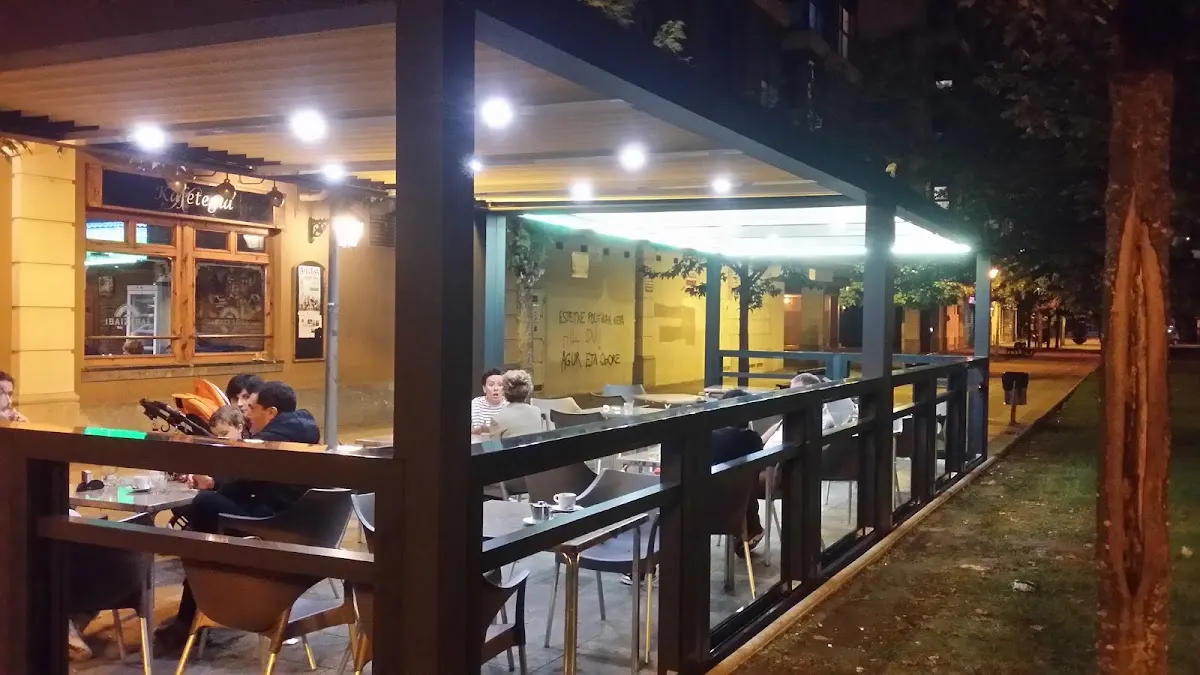 Terraza cubierta del Bar restaurante Ibaizabal en Durango, con mesas ocupadas por clientes.