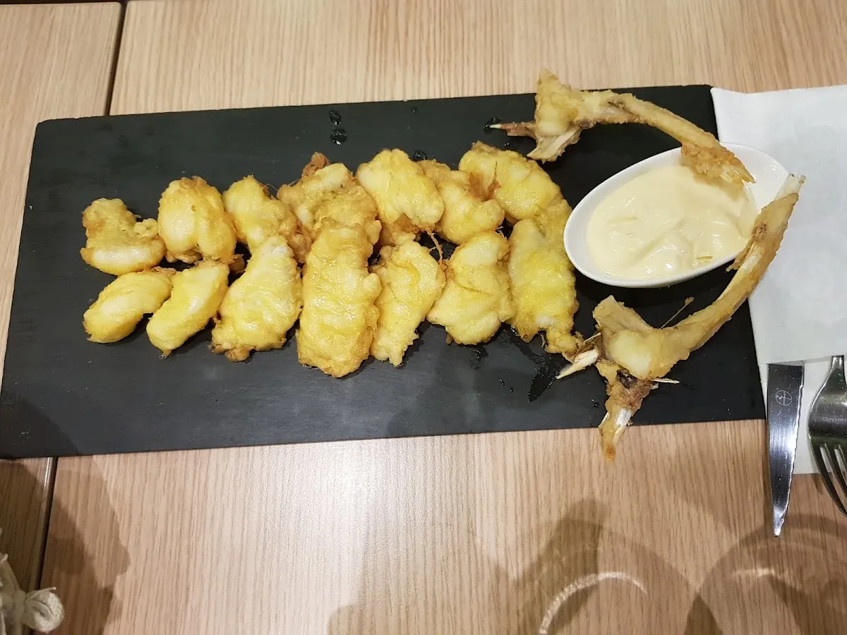 Ración de fritura con salsa en el bar restaurante La Oficina