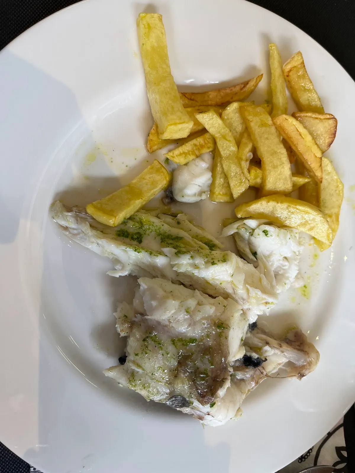 Plato de pescado con patatas fritas en el bar restaurante La Oficina