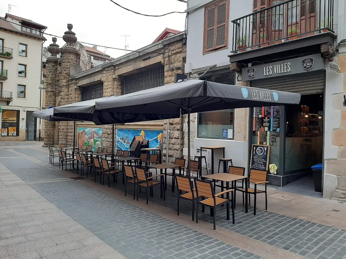 Terraza cubierta del bar restaurante Les Villes en Durango