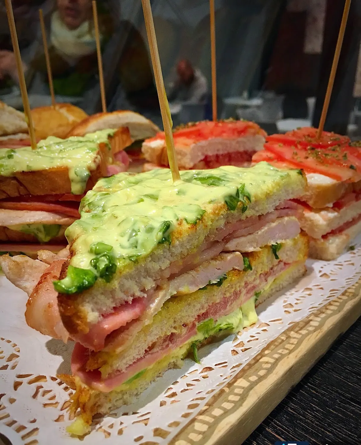 Pintxos de sándwich con distintos ingredientes