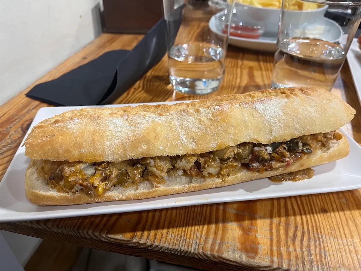 Bocadillo relleno servido en Bar restaurante Nere Jatetxea