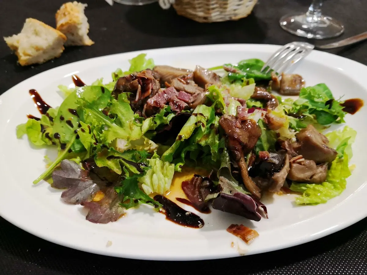 Ensalada con carne y setas en Bar restaurante Nere Jatetxea