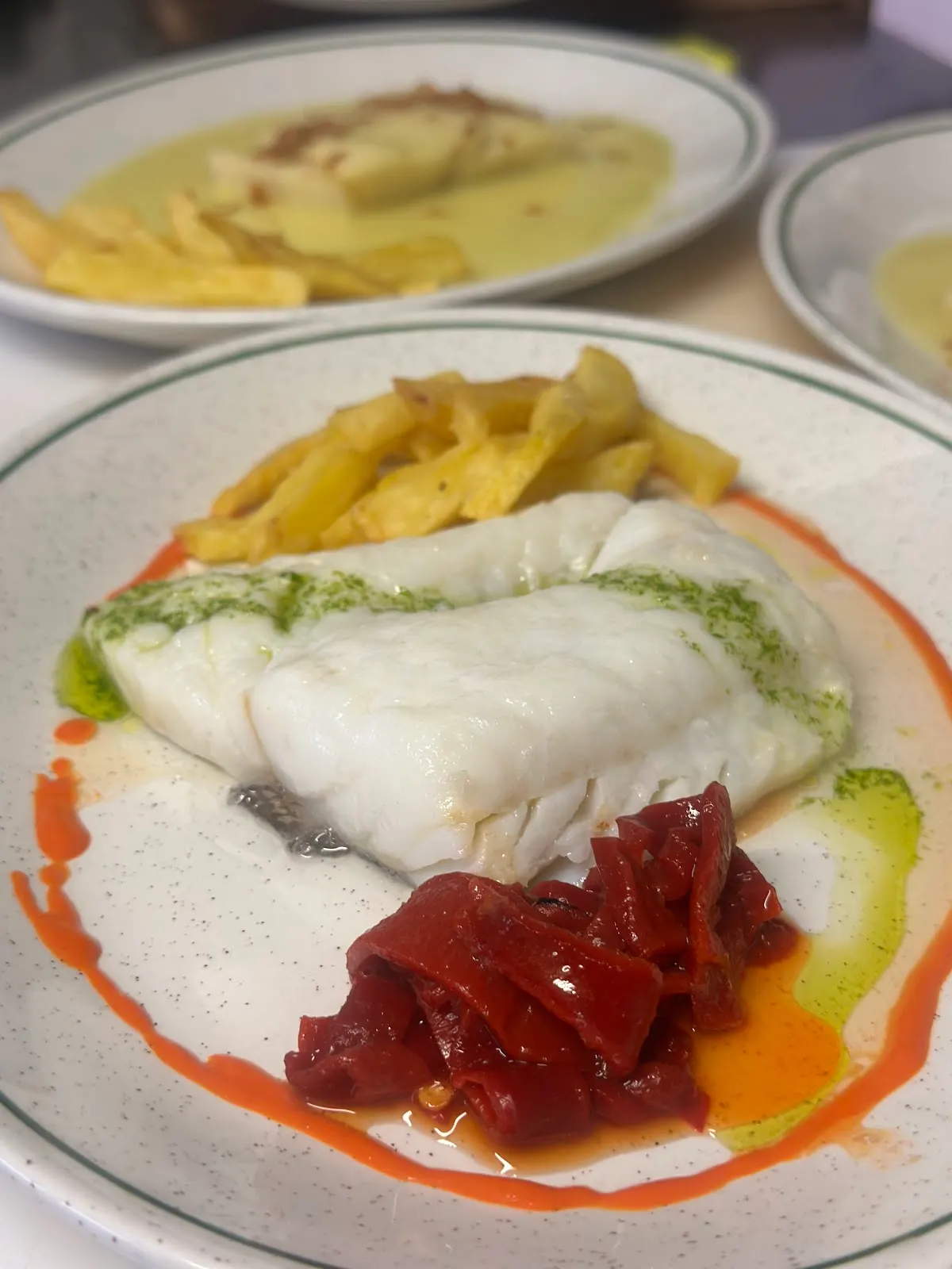 Plato de pescado con guarnición servido en el Bar restaurante Olondo.