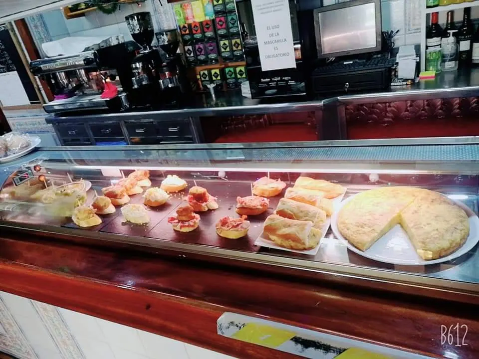 Bar Ría de Vigo, mostrador con pintxos y tortilla
