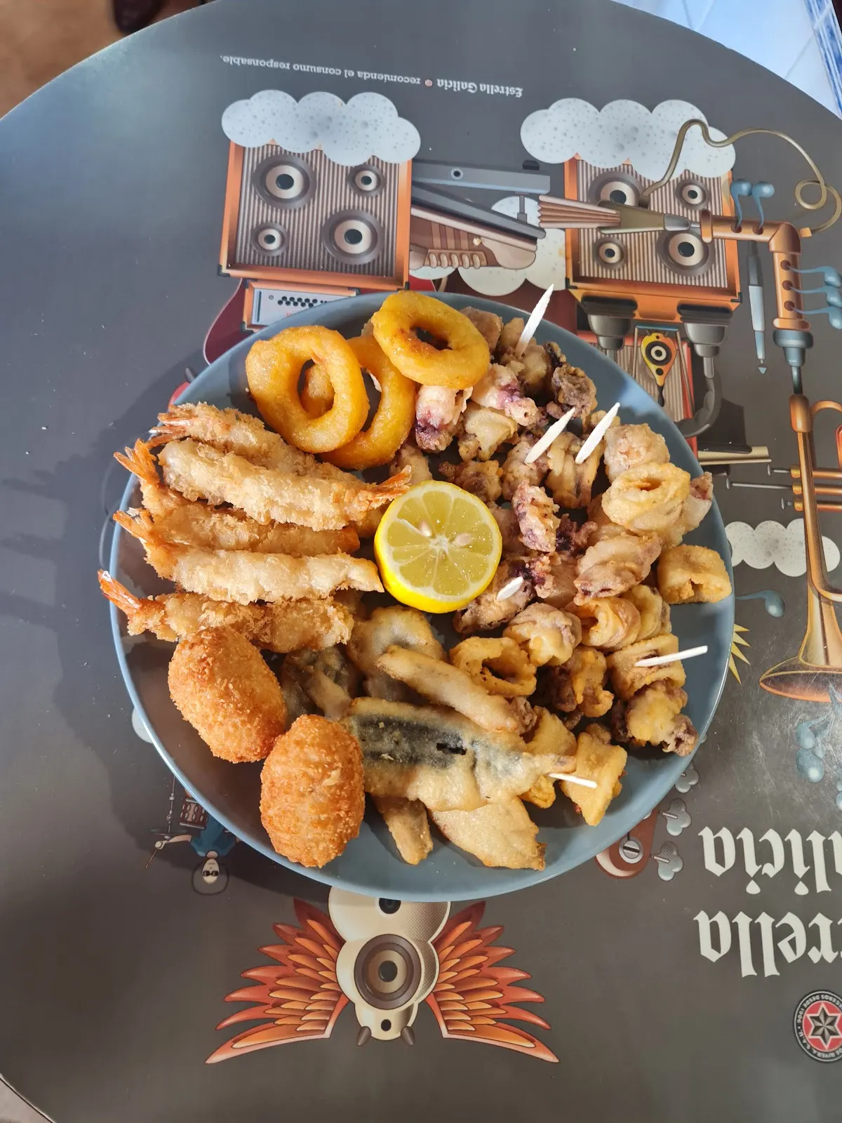 Plato variado de pescado y marisco en Bar Ría de Vigo