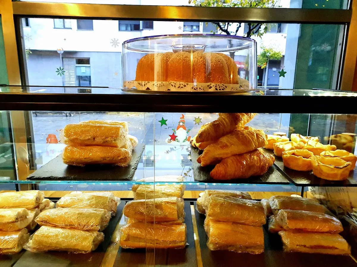 Vitrina de Bar SORGIN con bollería y piezas de pastelería.