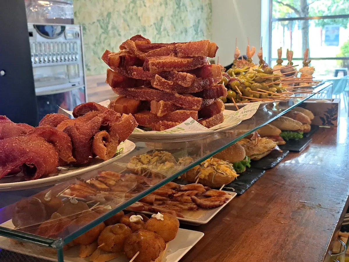 Vitrina de Bar SORGIN con pintxos y raciones variadas.