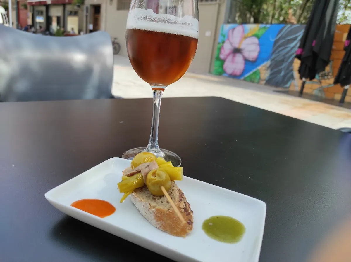 Pincho y cerveza servidos en la terraza de Bar Topa