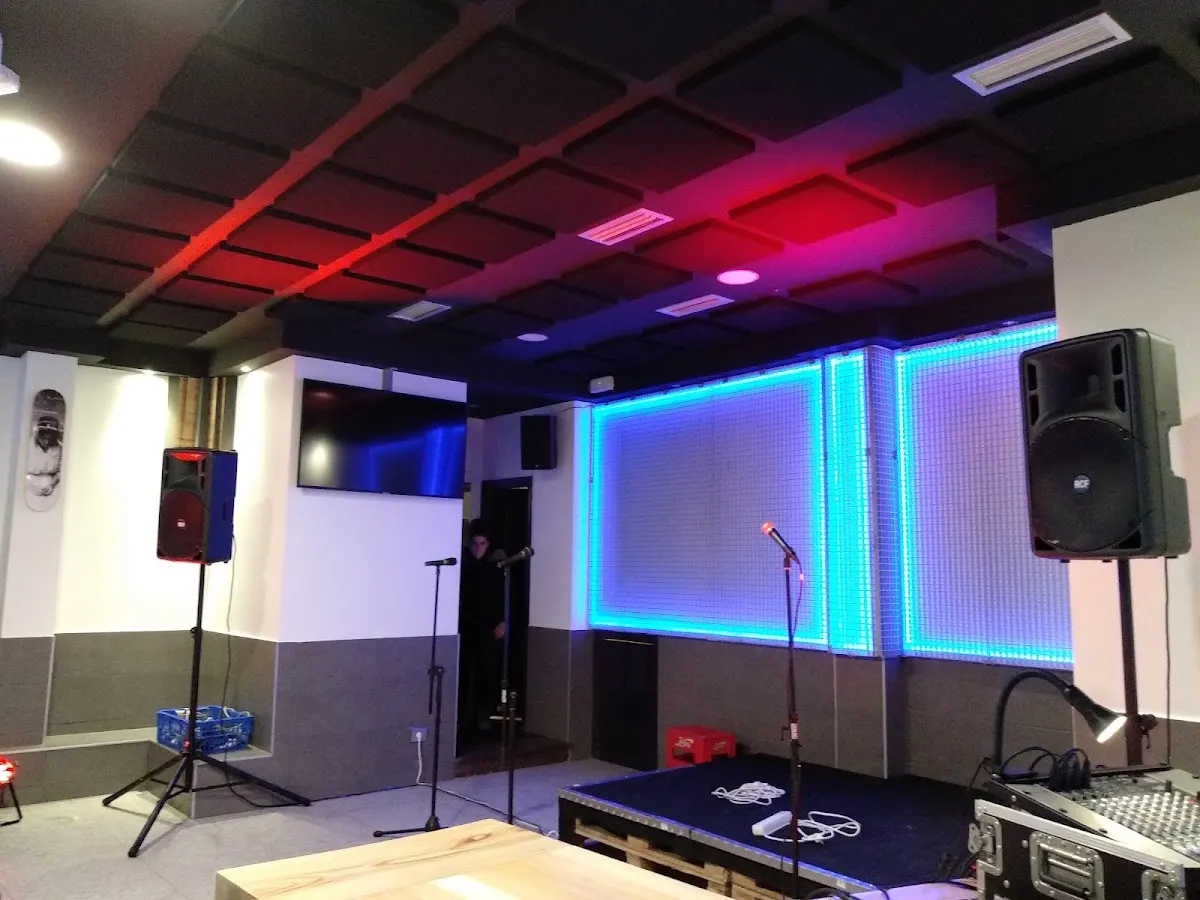 Escenario y equipo de sonido de Bar Topa