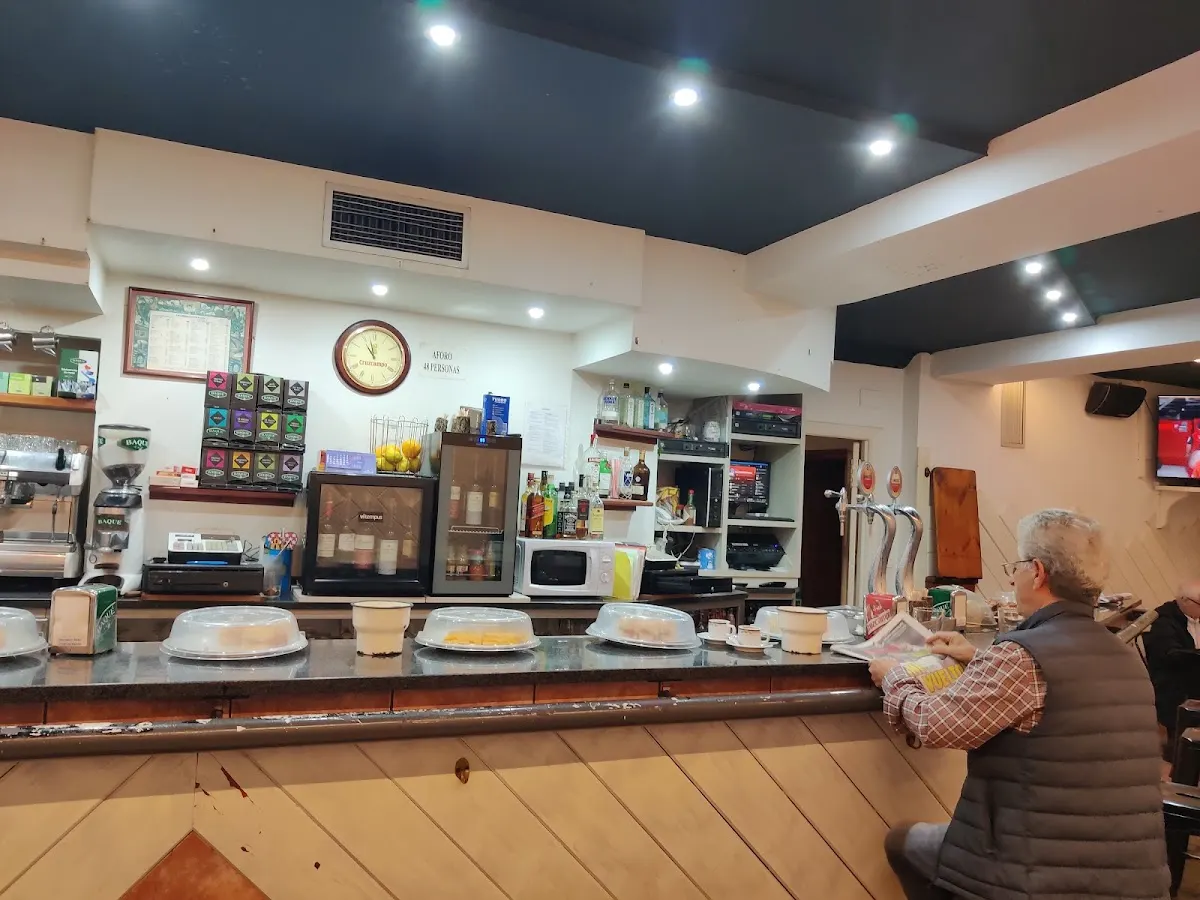 Barra interior de Bar Udaberri en Durango, con mostrador y zona de servicio.