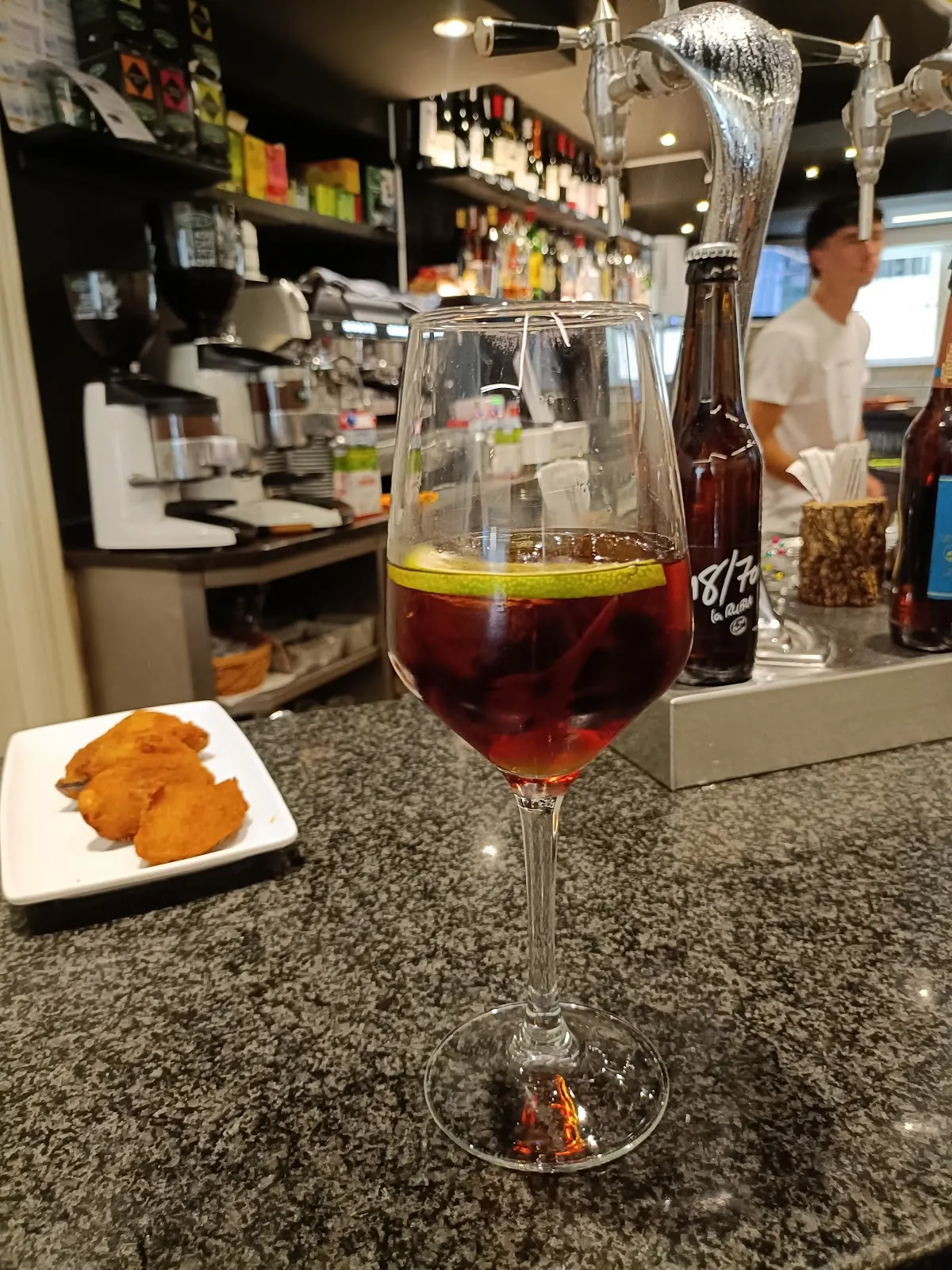 Copa y pintxo sobre la barra de Bar Udaberri.